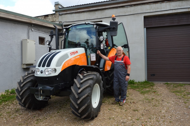 Limbažu novada pašvaldība iegādājusies jaunu traktoru Limbažu pilsētas teritorijas uzkopšanai