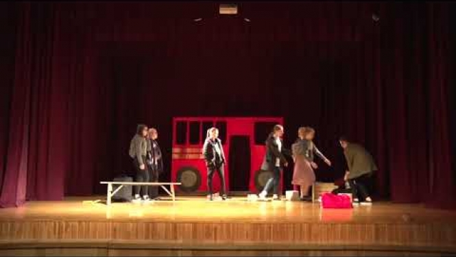 Skolēnu teātra festivāls "Saspēle 2018" - Liels, spoži sarkans autobuss