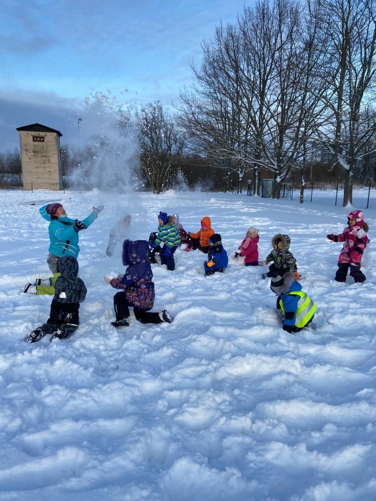 PII "Aģupīte" bērni baudīja ziemas priekus ikgadējā Sniega dienā