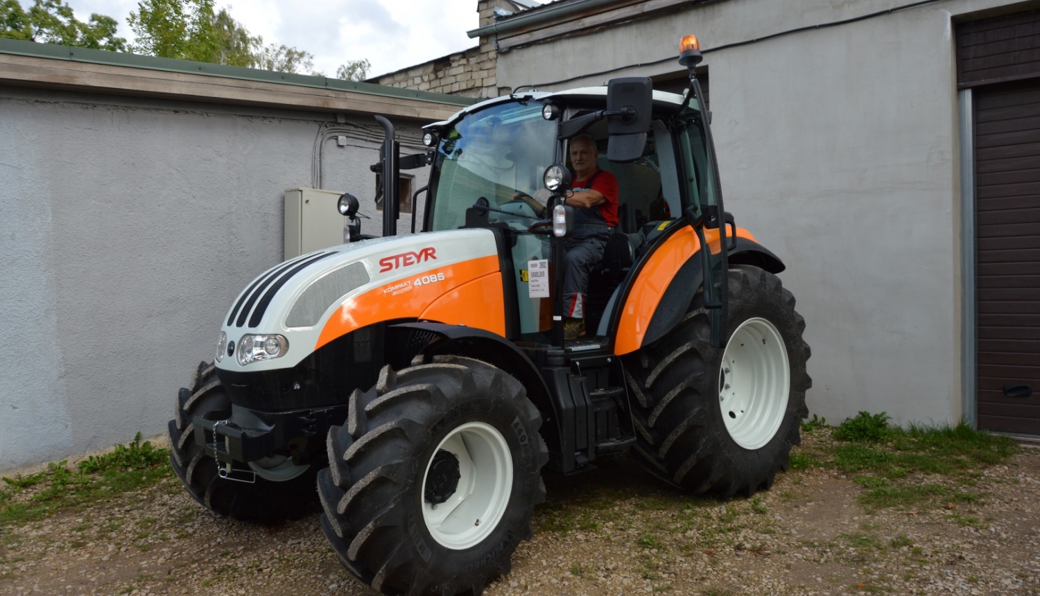 Limbažu novada pašvaldība iegādājusies jaunu traktoru Limbažu pilsētas teritorijas uzkopšanai