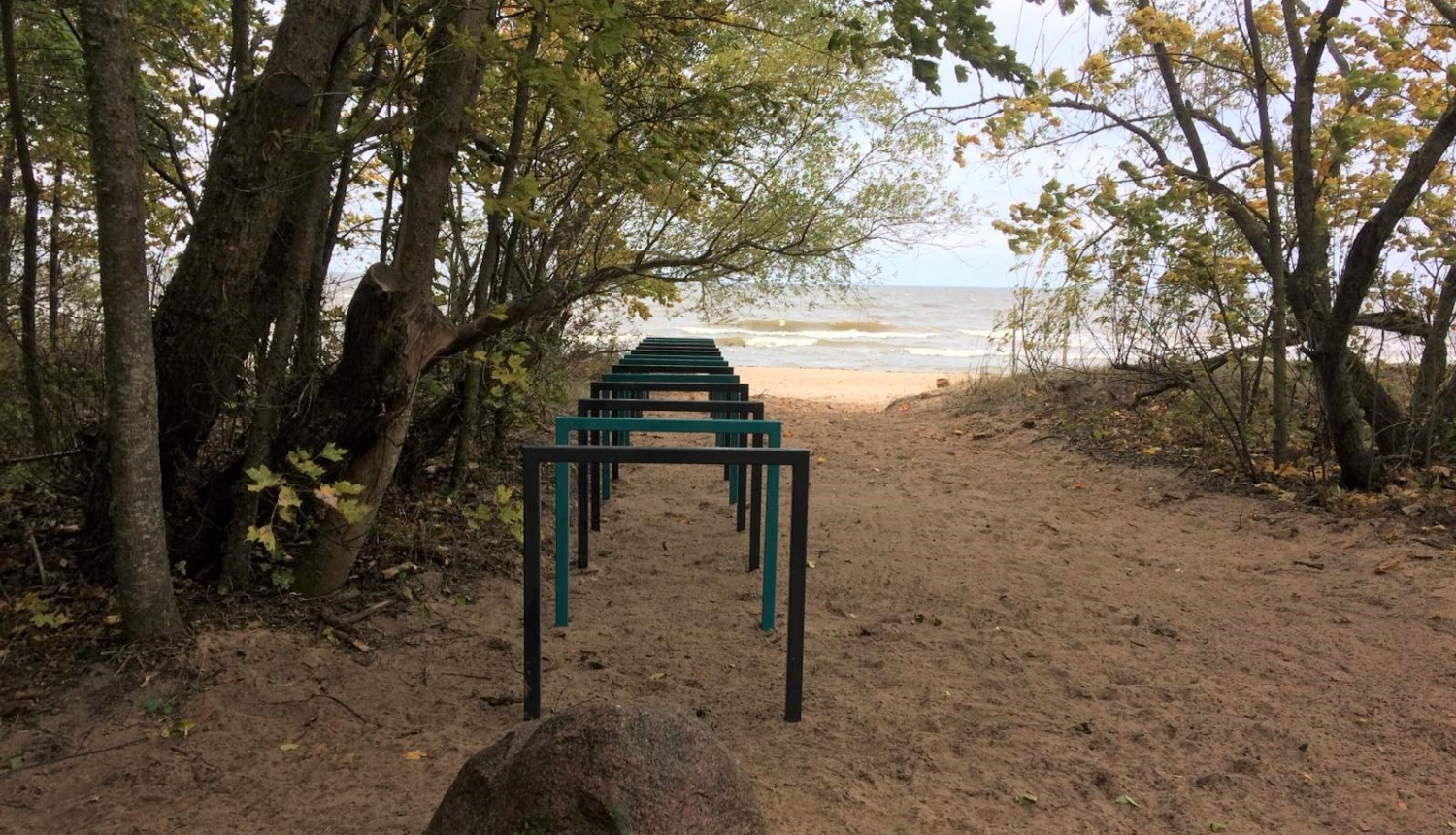 “Vārzu” publiskās pludmales zonā Skultes pagastā uzstādīti statīvi velosipēdu novietošanai