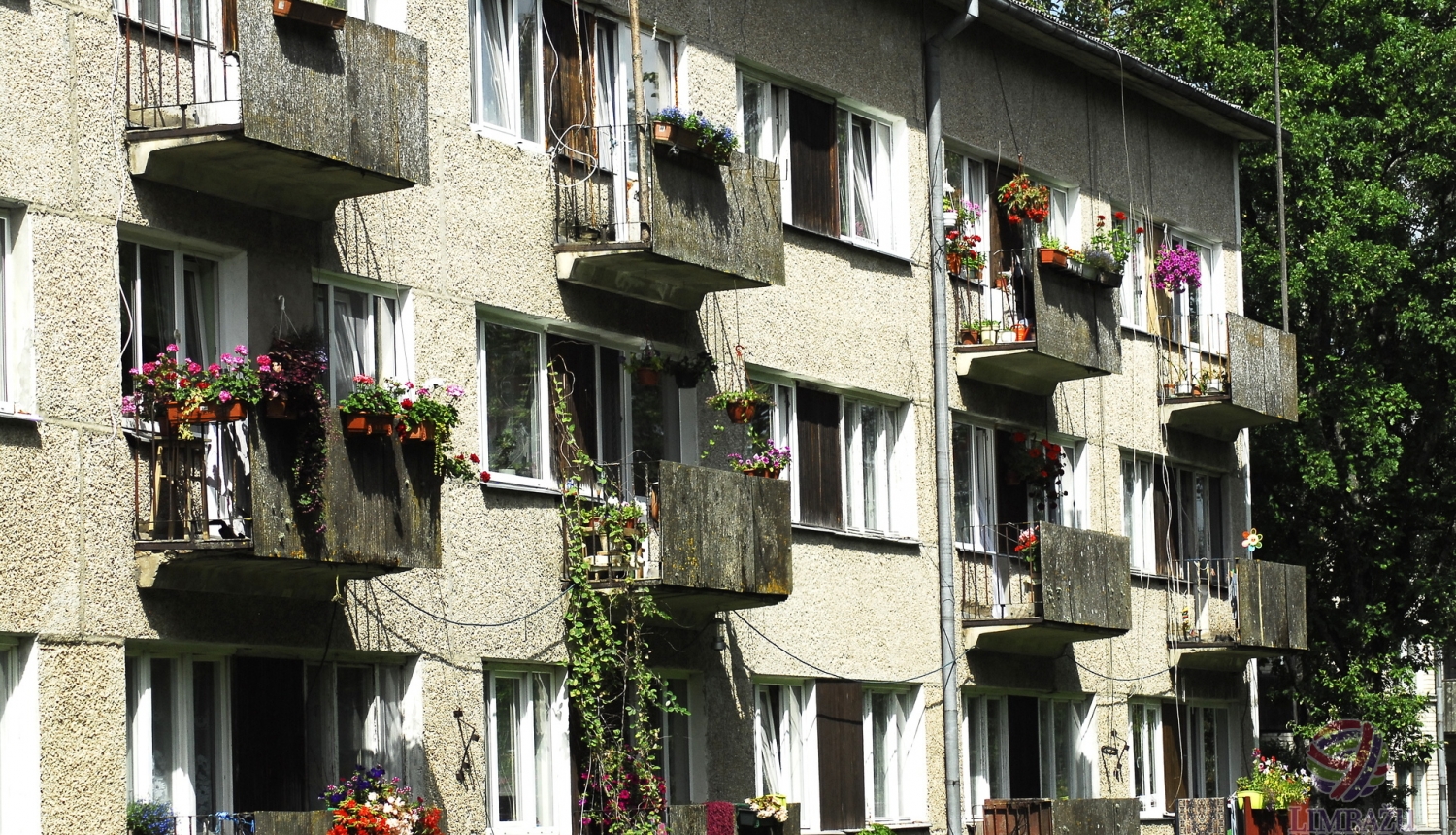 Daudzdzīvokļu dzīvojamo māju īpašniekiem iespēja saņemt pašvaldības līdzfinansējumu līdz 2500 eiro pagalma labiekārtošanai un mājas atjaunošanai vai pārbūvei